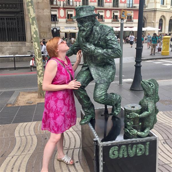 Señora con Gaudí en Barcelona